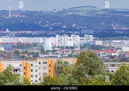 Fernblick auf Dresden von Westen gesehen Blick über Gorbitz zur Nossener Brücke, Prager Strasse, Fernsehturm und Triebenberg. Dresden Sachsen Deutschland *** Vista distante di Dresda vista da ovest Vista su Gorbitz a Nossener Brücke, Prager Strasse, torre della televisione e Triebenberg Dresda Sassonia Germania Foto Stock