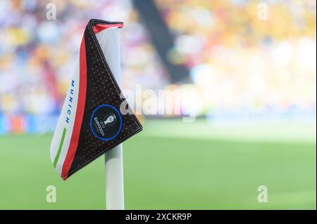 Monaco, Germania. 17 giugno 2024. Monaco di Baviera, Germania, 17 giugno 2024: Bandiera d'angolo con scritta Monaco e marchio EURO 2024 prima della partita UEFA EURO 2024 gruppo e tra Romania e Ucraina all'Arena di Monaco, Germania. (Sven Beyrich/SPP) credito: SPP Sport Press Photo. /Alamy Live News Foto Stock