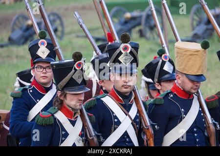 Soldati dell'esercito francese di Napoleone del XIX secolo durante la festa dei tempi di ricostruzione storica e delle epoche Foto Stock