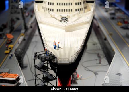 Amburgo, Germania. 17 giugno 2024. Le figure LEGO si trovano sul ponte del modello di nave Lego della "Regina Maria 2" presso l'International Maritime Museum Hamburg di HafenCity. La 'Queen Mary 2', costruita 16 anni fa in circa 1.200 ore lavorative a partire da 780.000 mattoni Lego, sara' rifatta a partire dal 19.06.2024. La sovrastruttura verrà completamente rimossa per sostituire i componenti elettronici sottocoperta. Crediti: Marcus Brandt/dpa/Alamy Live News Foto Stock