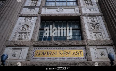 Berlino, Germania. 17 giugno 2024. "Admirals-Palast" è scritto su un cartello sulla facciata dell'Admiralspalast a Friedrichstraße, nel distretto di Mitte. Crediti: Monika Skolimowska/dpa/Alamy Live News Foto Stock