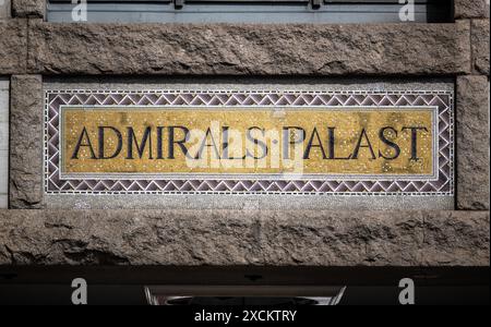 Berlino, Germania. 17 giugno 2024. "Admirals-Palast" è scritto su un cartello sulla facciata dell'Admiralspalast a Friedrichstraße, nel distretto di Mitte. Crediti: Monika Skolimowska/dpa/Alamy Live News Foto Stock