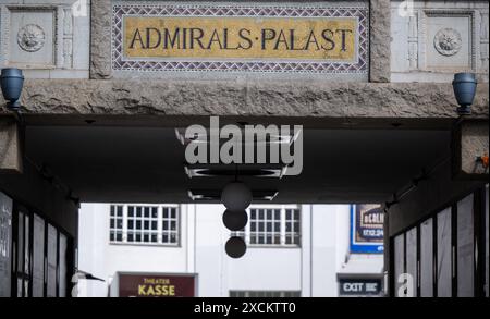 Berlino, Germania. 17 giugno 2024. "Admirals-Palast" è scritto su un cartello sulla facciata dell'Admiralspalast a Friedrichstraße, nel distretto di Mitte. Crediti: Monika Skolimowska/dpa/Alamy Live News Foto Stock