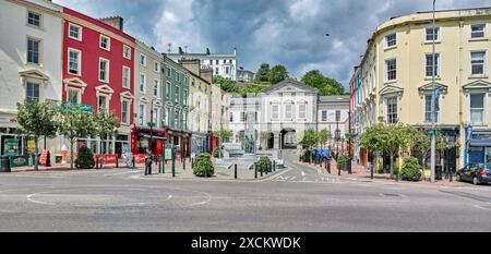 Piazza della città pavimentata in estate, Cobh, Contea di Cork, Irlanda Foto Stock