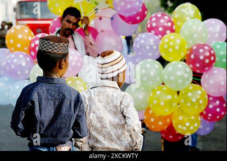 NOIDA, INDIA - 17 GIUGNO: Bambini che acquistano palloncini fuori dalla Jama Masjid nel settore 8 in occasione di Eid al-Adha , il 17 giugno 2024 a Noida, India. L'EID-ul-Adha, noto anche come Bakra Eid, Bakrid, Eid al-Adha, Eid Qurban o Qurban Bayarami, è un festival islamico celebrato dai musulmani di tutto il mondo. Il giorno è segnato come una commemorazione dell'assoluta dedizione del profeta Ibrahim ad Allah. I musulmani celebrano Eid-al-Adha nel mese di Zul Hijjah/Dhu al-Hijjah, il dodicesimo mese del calendario islamico o lunare. (Foto di Sunil Ghosh/Hindustan Times/Sipa USA ) Foto Stock