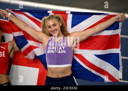 Molly Caudery, Gran Bretagna, festeggia dopo aver gareggiato nella finale femminile del vault durante i Campionati europei di atletica leggera allo stadio Olimpico di Roma (Italia), 10 giugno 2024. Molly Caudery si è classificata terza vincendo la medaglia di bronzo. Foto Stock