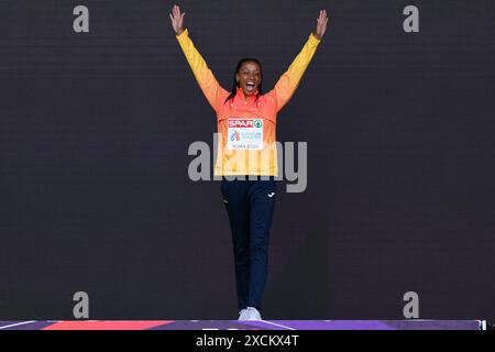 Ana Peleteiro-Compaore di Spagna celebra durante la cerimonia della medaglia del Triple Jump femminile durante i Campionati europei di atletica leggera allo stadio Olimpico di Roma, 10 giugno 2024. Ana Peleteiro-Compaore si è classificata prima vincendo la medaglia d'oro. Foto Stock