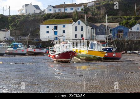 Barche a Low Tide nel porto di Porthleven; villaggio di pescatori; Cornovaglia Foto Stock