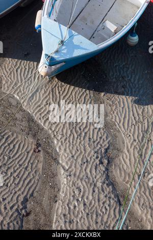 Motivi ondulati nella sabbia; bassa marea al porto di Porthleven; porto di pescatori; Cornovaglia Foto Stock