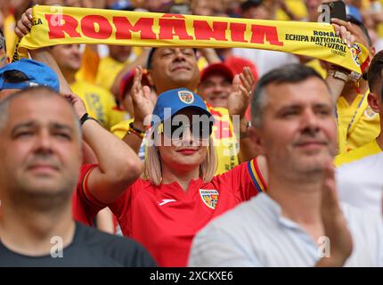 Monaco, Germania. 17 giugno 2024. I tifosi rumeni mostrano il loro sostegno durante la partita della fase a gironi UEFA EURO 2024 Romania contro Ucraina alla Munich Football Arena di Monaco, Germania. Crediti: Oleksandr Prykhodko/Alamy Live News Foto Stock