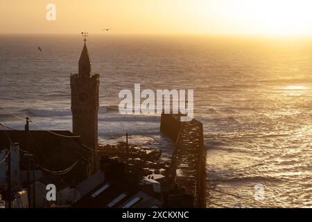 Porthleven Clocktower; Bickford-Smith Institute Building at Golden Hour in febbraio; Cornovaglia Foto Stock