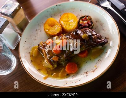 Porzione fresca di costolette guarnite con verdure Foto Stock