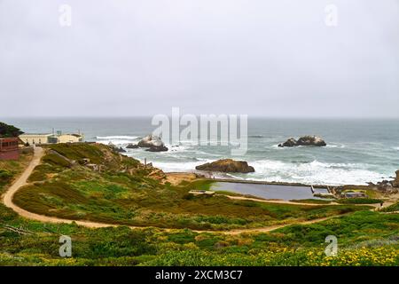 San Francisco, California, Stati Uniti d'America - 13 giugno 2024: Rovine dei bagni Sutro di San Francisco, uno storico stabilimento balneare costruito alla fine del XIX secolo. Le rovine si trovano vicino a Land's End e Ocean Beach, con vista sull'Oceano Pacifico *** bagni Ruinen der Sutro a San Francisco, einem historischen Badehaus, das Ende des 19. Jahrhunderts erbaut wurde. Die Ruinen befinden sich in der Nähe der Land S End und Ocean Beach, mit Blick auf den Pazifischen Ozean Foto Stock