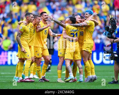 Andrei Burca Romania, Nicusor Bancu Romania, Florinel Coman Romania, Nicolae Stanciu Romania, Radu Dragusin Romania e Andrei Ratiu Romania bejubeln den Sieg, UEFA EURO 2024 - gruppo e, Romania vs Ucraina, Fussball Arena Muenchen AM 17. Giugno 2024 a Monaco, Germania. Foto von Silas Schueller/DeFodi Images Andrei Burca Romania, Nicusor Bancu Romania, Florinel Coman Romania, Nicolae Stanciu Romania, Radu Dragusin Romania e Andrei Ratiu Romania celebrano la vittoria e il sorriso, UEFA EURO 2024 - gruppo e, Romania vs Ucraina, Munich Football Arena il 17 giugno 2024 a Muenchen, Germania. Foto di si Foto Stock