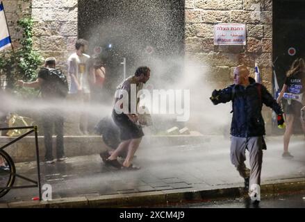 Gerusalemme, Israele. 17 giugno 2024 partecipanti a una manifestazione antigovernativa nei pressi della casa privata del primo ministro israeliano (Netanyahu) a Gerusalemme. I manifestanti chiedevano una nuova elezione e il rilascio degli ostaggi attraverso un accordo tra Israele e Hamas. La polizia sta sparando acqua da un cannone ad acqua. Crediti: Yoram Biberman/Alamy Live News. Foto Stock