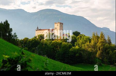 Vista del Castello di Brunico, situato sulla collina sopra il centro storico, in Val Pusteria, Italia Foto Stock