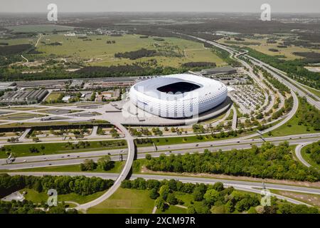 MONACO DI BAVIERA, GERMANIA - 11 maggio 2024: Vista aerea dell'Allianz Arena. Moderno stadio di calcio con ottimi mezzi di trasporto. Foto Stock