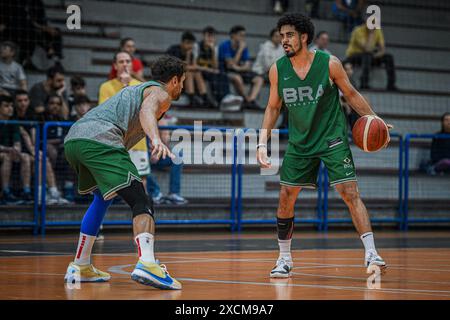 Blumenau, Santa Catarina, Brasile. 17 giugno 2024. BLUMENAU (SC), 06/17/2024- SELEZIONE BRASILIANA/BASKET- allenamento aperto della squadra di pallacanestro maschile brasiliana, che si terrà nella città di Blumenau, questo lunedì 17 giugno 2024, la squadra si prepara per la competizione pre-olimpica di pallacanestro maschile che si svolgerà dal 2 al 7 luglio, nella città di riga, Lettonia. (Credit Image: © Richard Ferrari/TheNEWS2 via ZUMA Press Wire) SOLO PER USO EDITORIALE! Non per USO commerciale! Foto Stock