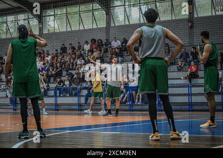 Blumenau, Santa Catarina, Brasile. 17 giugno 2024. BLUMENAU (SC), 06/17/2024- SELEZIONE BRASILIANA/BASKET- allenamento aperto della squadra di pallacanestro maschile brasiliana, che si terrà nella città di Blumenau, questo lunedì 17 giugno 2024, la squadra si prepara per la competizione pre-olimpica di pallacanestro maschile che si svolgerà dal 2 al 7 luglio, nella città di riga, Lettonia. (Credit Image: © Richard Ferrari/TheNEWS2 via ZUMA Press Wire) SOLO PER USO EDITORIALE! Non per USO commerciale! Foto Stock