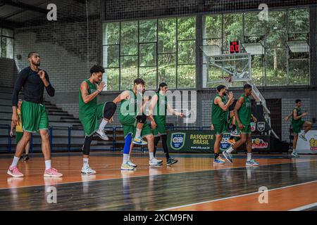 Blumenau, Santa Catarina, Brasile. 17 giugno 2024. BLUMENAU (SC), 06/17/2024- SELEZIONE BRASILIANA/BASKET- allenamento aperto della squadra di pallacanestro maschile brasiliana, che si terrà nella città di Blumenau, questo lunedì 17 giugno 2024, la squadra si prepara per la competizione pre-olimpica di pallacanestro maschile che si svolgerà dal 2 al 7 luglio, nella città di riga, Lettonia. (Credit Image: © Richard Ferrari/TheNEWS2 via ZUMA Press Wire) SOLO PER USO EDITORIALE! Non per USO commerciale! Foto Stock