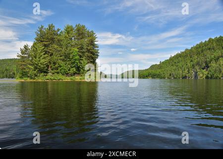 Parco nazionale la Mauricie, lago Wapizagonke, isola di Pine. Piccola isola rotonda nel mezzo di un lago. Soleggiato giorno d'estate. Giornata tranquilla per remare Foto Stock