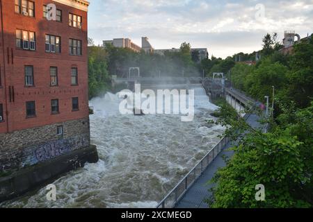 Magog fiume Sherbrooke diga della centrale idroelettrica di Abenakis. Grande penstock bianco e passerella. Foto Stock