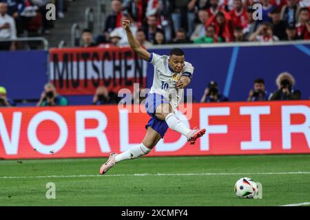 Dusseldorf, Germania. 17 giugno 2024. Kylian Mbappe di Francia spara durante la partita UEFA Euro 2024 del gruppo D tra Austria e Francia a Dusseldorf, Germania, il 17 giugno 2024. Crediti: Pan Yulong/Xinhua/Alamy Live News Foto Stock