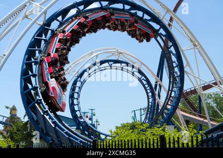 Sandusky, Ohio, USA / 13 giugno 2024 - le montagne russe Cork Screw a Cedar Park, Sandusky, Ohio. STATI UNITI Foto Stock