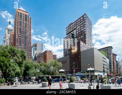 New York, New York – Stati Uniti – 7 giugno 2024 nella piazza meridionale di Union Square Park, un mosaico di trambusto newyorkese, dai pendolari affrettati a una piacevole strada Foto Stock