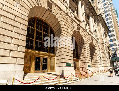New York, New York – Stati Uniti – 7 giugno 2024 il Cunard Building, una maestosa torre di uffici di 22 piani al 25 Broadway, risuona con la storia marittima di Lower Manhat Foto Stock
