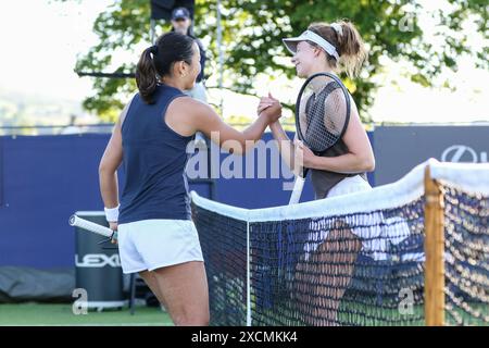 Ilkley, Regno Unito. 17 giugno 2024. Ilkley Tennis Club, Inghilterra, 17 giugno 2024: Harmony Tan e Valentina Ryser dopo la loro partita W100 Ilkley all'Ilkley Tennis Club il 17 giugno 2024. (Sean Chandler/SPP) credito: Foto SPP Sport Press. /Alamy Live News Foto Stock