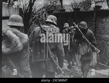 Foto dello screenshot in bianco e nero della seconda guerra mondiale . Le truppe tedesche di un'unità mortai delle Waffen SS spostarono le loro attrezzature in una nuova posizione nella Prussia orientale 1945 Foto Stock