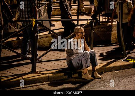 Gerusalemme, Israele. 17 giugno 2024. Una donna chiude le orecchie durante una dimostrazione. I manifestanti anti anti-governativi israeliani si sono radunati a Gerusalemme, alcuni si sono scontrati con la polizia vicino alla casa del primo ministro Benjamin Netanyahu chiedendo nuove elezioni e un accordo con Hamas. Credito: SOPA Images Limited/Alamy Live News Foto Stock