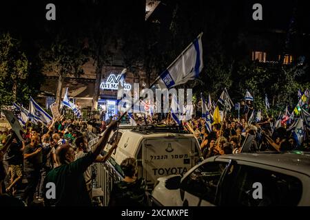 Gerusalemme, Israele. 17 giugno 2024. I manifestanti sventolano le bandiere israeliane durante una manifestazione. I manifestanti anti anti-governativi israeliani si sono radunati a Gerusalemme, alcuni si sono scontrati con la polizia vicino alla casa del primo ministro Benjamin Netanyahu chiedendo nuove elezioni e un accordo con Hamas. Credito: SOPA Images Limited/Alamy Live News Foto Stock