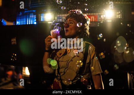 Gerusalemme, Israele. 17 giugno 2024. Un manifestante prende parte a una manifestazione anti-governativa fuori dalla casa del primo ministro israeliano Benjamin Netanyahu. Crediti: Ilia Yefimovich/dpa/Alamy Live News Foto Stock