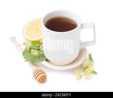 Tazza di tè al tiglio con cucchiaio di limone e miele su sfondo bianco Foto Stock