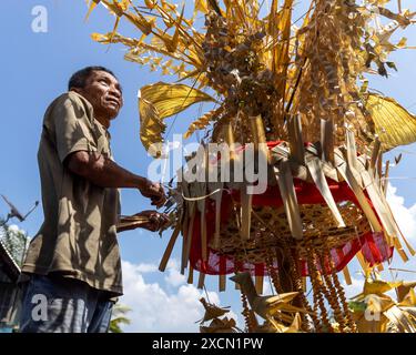 Un uomo prepara oggetti di scena tradizionali per il rituale Melanau serahang durante il Kaul Festival Foto Stock