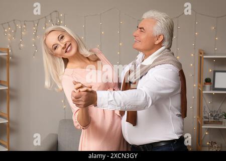 Felice Coppia matura dancing at home Foto Stock