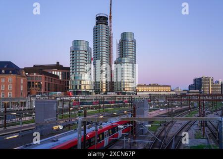 Torri cilindriche con facciate curve in vetro, costruzione in corso (2015-2028) di grattacieli a Postbyen, Copenaghen, Danimarca, presso la stazione centrale Foto Stock