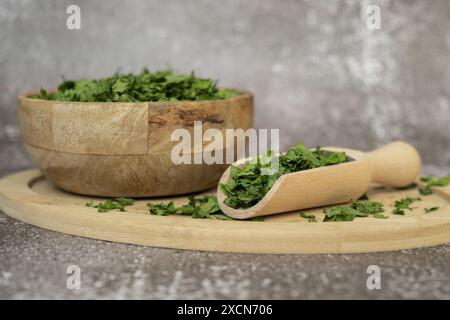 Ingrediente adattogeno del prezzemolo verde fresco e secco. Erboristeria mangiare sano. Cibo prebiotico superfood. Erbe biologiche coltivate in casa sostenibili Foto Stock