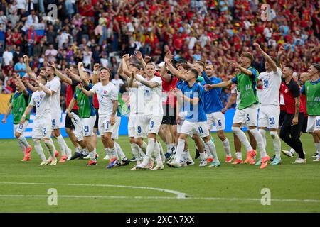 Francoforte, Germania. 17 giugno 2024. I giocatori slovacchi festeggiano dopo la partita UEFA Euro 2024 del gruppo e tra Belgio e Slovacchia a Francoforte, Germania, il 17 giugno 2024. Crediti: Meng Dingbo/Xinhua/Alamy Live News Foto Stock