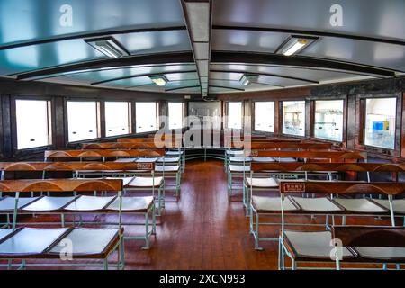 Posti a sedere a bordo del traghetto Foto Stock