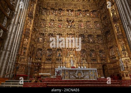 Interni della cattedrale di Siviglia a Siviglia, Spagna. Cappella principale (Capilla Mayor) e altare maggiore con capolavoro gotico intagliato in legno dal 1482 al 1564, altara Foto Stock