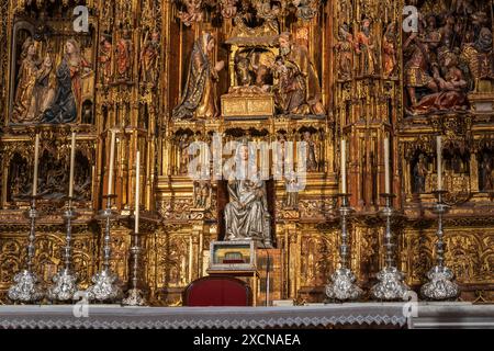 Interni della cattedrale di Siviglia a Siviglia, Spagna. Cappella principale (Capilla Mayor) con capolavoro gotico intagliato in legno (1482-1564), pala d'altare con Virgen d Foto Stock