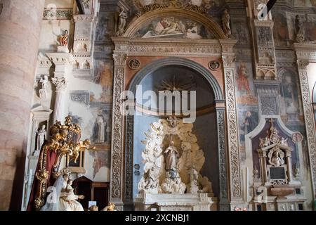 Altare Bevilacqua-Lazise (altare dell'Immacolata Concezione della Vergine Maria) con gruppo scultoreo dell'altare di Orazio Marinali del XVII secolo, f Foto Stock