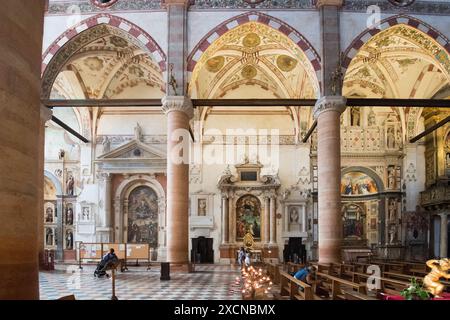 Vergine con i Santi Filippo, Giacomo, Francesco e Raimondo dipinto di felice Brusasorzi e Alessandro Turchi del XVII secolo ad altare di san Raimondo Foto Stock