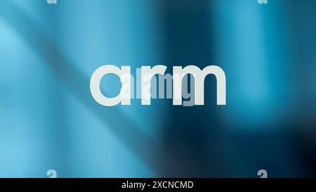 30 maggio 2024, logo di ARM Company su un vetro blu. Sfocatura interna sullo sfondo. Foto Stock