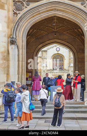 Turisti cinesi all'ingresso coperto del Corpus Christi College, Università di Cambridge, Inghilterra. Foto Stock