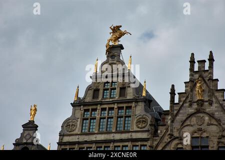 Facciate delle case delle corporazioni medievali sulla piazza Grote Markt nella città vecchia di Anversa, Belgio Foto Stock