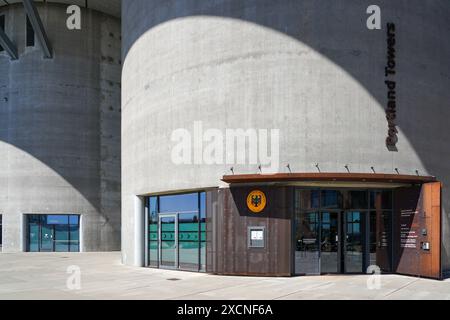 Ingresso all'Ambasciata tedesca con sede a Portland Towers Copenhagen, Danimarca, progettata da Design Group Architects. Foto Stock